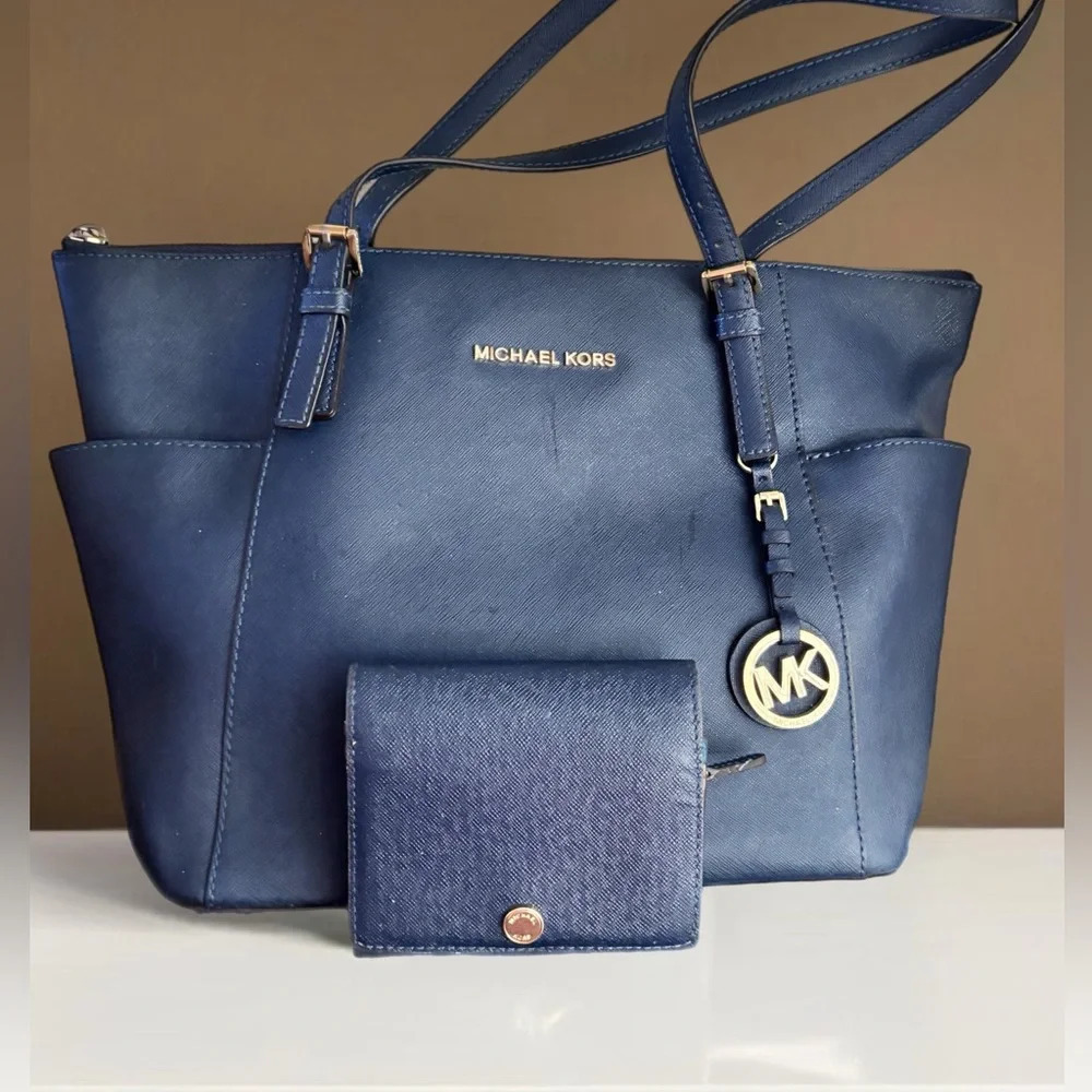 MICHAEL Michael Kors Large Leather Bag. Jet Set Bag includes matching wallet